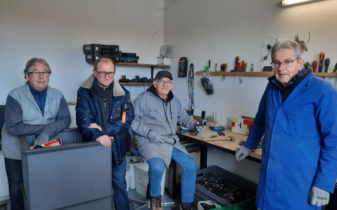 Expérience immersive aux côtés des bénévoles de Syntaxe Erreur 2.0 pour découvrir la filière de reconditionnement de matériel numérique.