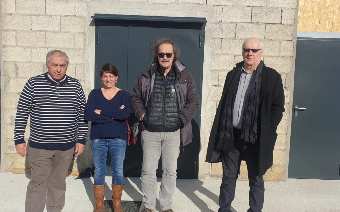 Visite au fablab de Champagnole devant le nouveau lieu, dédié en partie à l'activité de collecte de matériel numérique.